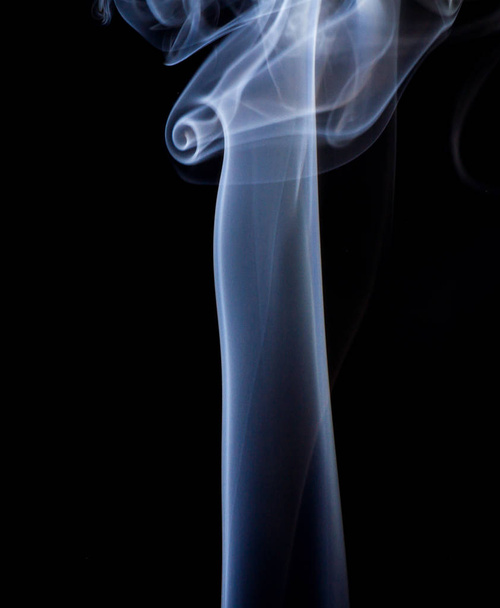 humo de cigarrillo vapor aislado niebla realista sobre fondo negro
 - Foto, Imagen