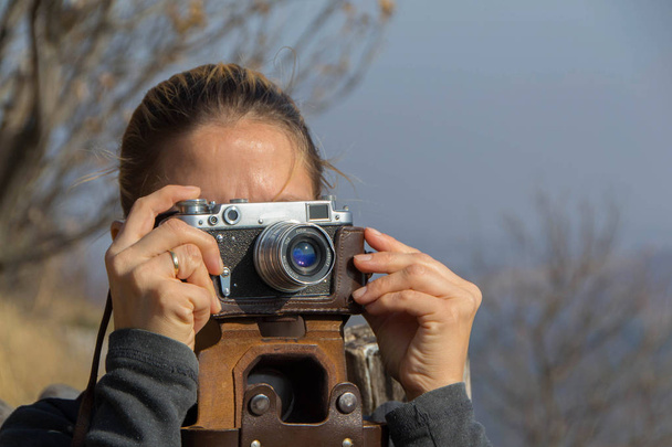 Ženy se fotí s staré sovětské dálkoměr film fotoaparát Fed s manuální přetáčení filmu pro fotografii. 35 mm dálkoměr fotoaparátu - Fotografie, Obrázek