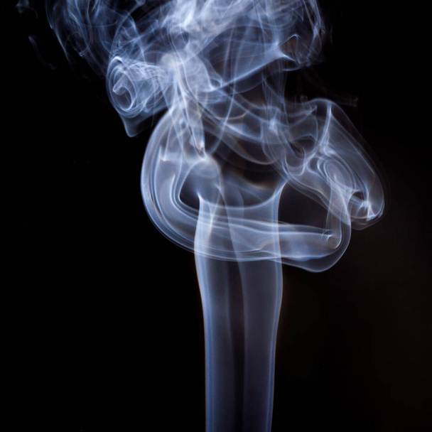 сигаретный дым изолированный пар реалистичный туман на черном фоне
 - Фото, изображение