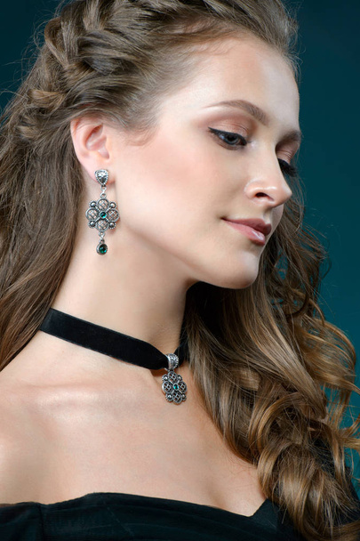 Beautiful woman with jewelry set. girl with fashionable jewelry necklace and earrings  - Foto, immagini