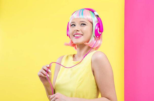 Woman in a wig with headphones - Foto, Imagen