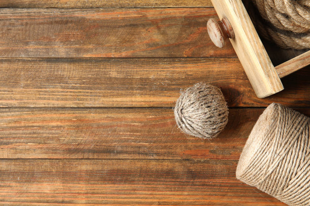 Flat lay composition with natural hemp ropes and space for text on wooden background - Foto, Bild