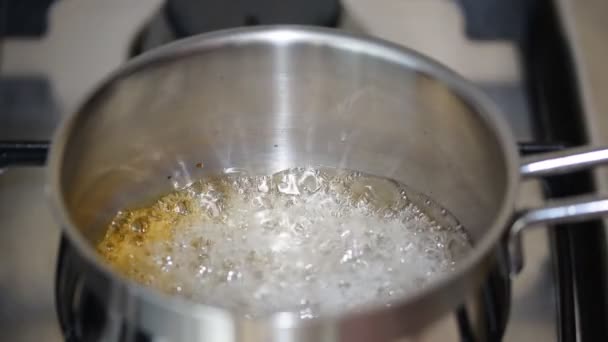 Кипящий карамельный сироп на плите в кастрюле. Кипящая сахарная смесь. Производство золотого сиропа
 - Кадры, видео