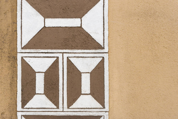détail artistique de la peinture traditionnelle de fresque dans le style architectural Engadine sur une façade de maison
 - Photo, image