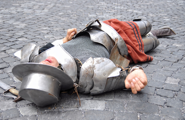guerreiro medieval morto no chão
 - Foto, Imagem