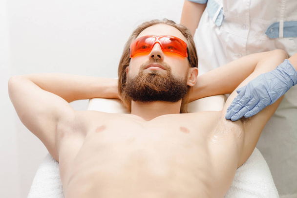Male depilation laser hair removal procedure treatment. - 写真・画像