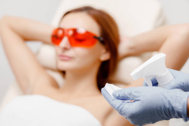 Γυναίκα θεραπεία μασχάλης λέιζερ μαλλιά αφαίρεση. Διαδικασία προετοιμασία δέρματος - Φωτογραφία, εικόνα