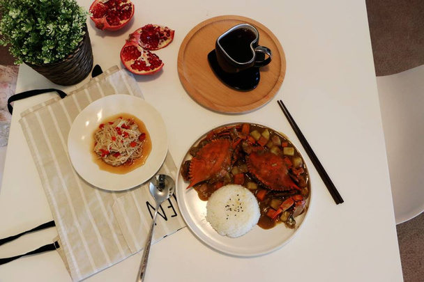 delicioso estilo asiático arroz de caranguejo com legumes
 - Foto, Imagem