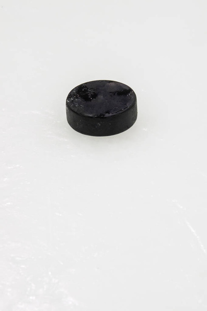Puck en la superficie de la pista de hockey sobre hielo, fondo deportivo
 - Foto, imagen