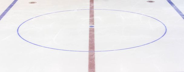 Sirpale jääkiekko jäähalli kanssa keskeinen ympyrä. Käsite, jääkiekko
 - Valokuva, kuva