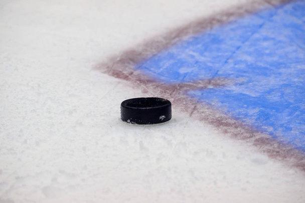Piros cél vonal a jégkorong, jégpálya. Téli sport - Fotó, kép