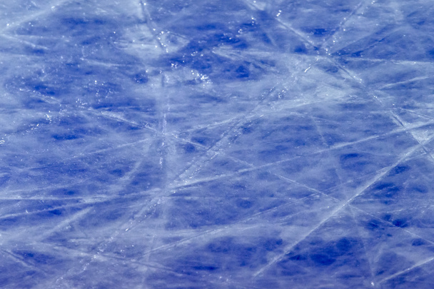 Eishintergrund mit Spuren von Skating und Hockey, blaue Textur - Foto, Bild
