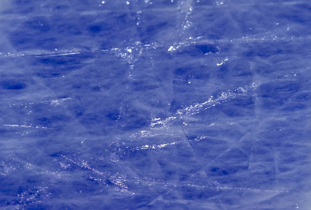 πάγου φόντο με σημάδια από πατινάζ και χόκεϊ, μπλε υφή - Φωτογραφία, εικόνα