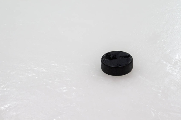 Black Hockey Puck auf der Eisbahn. Wintersport. - Foto, Bild