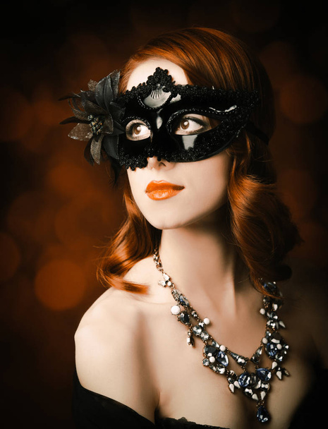 güzel kız retro maskesi ve kolye - Fotoğraf, Görsel