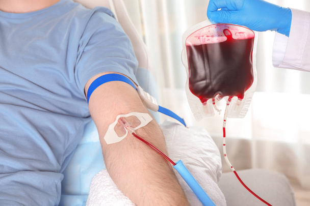 Man donating blood to save someone's life in hospital - Foto, Imagem
