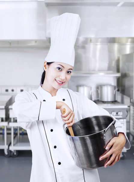 Chef preparing chocolate cake in the kitchen - 写真・画像