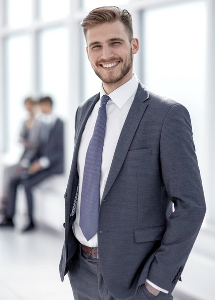 smiling businessman standing in modern office - Fotoğraf, Görsel