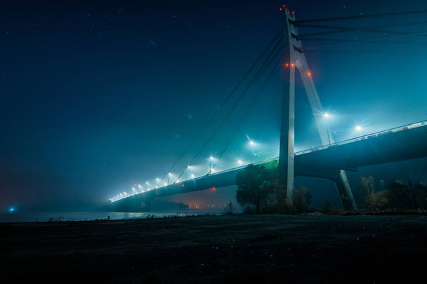 モスクワのノース ブリッジ、ドニプロ川の美しい霧と照らされた建設の夜景 - 写真・画像