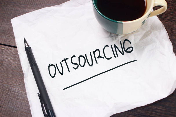 Outsourcing, business motivazionale citazioni ispiratrici, parole tipografia lettering concept
 - Foto, immagini