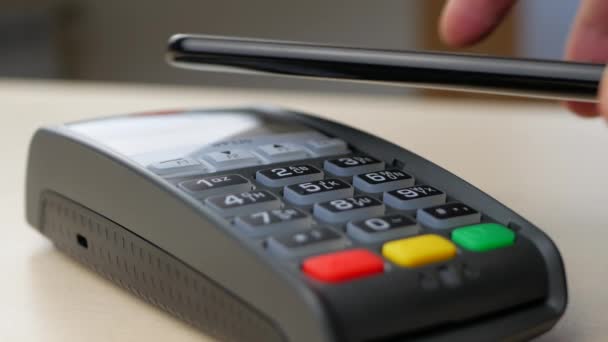 Cliente pagando con tecnología NFC
 - Metraje, vídeo