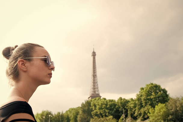 girl looking at eiffel tower in Paris, France - Fotoğraf, Görsel