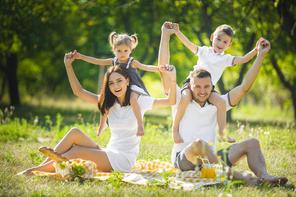 Szczęśliwa rodzina na piknik w parku - Zdjęcie, obraz