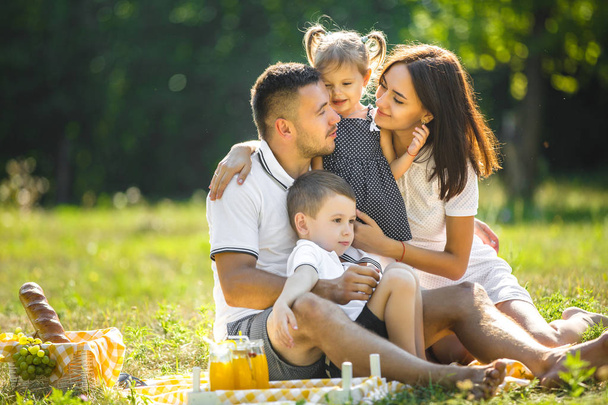 公園でのピクニックに幸せな家族 - 写真・画像