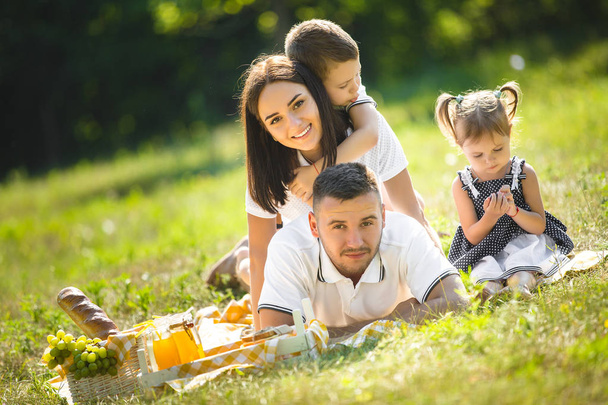 Familia feliz en el picnic en el parque
 - Foto, imagen