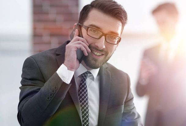 image of young businessman talking on mobile phone with clients - Foto, immagini