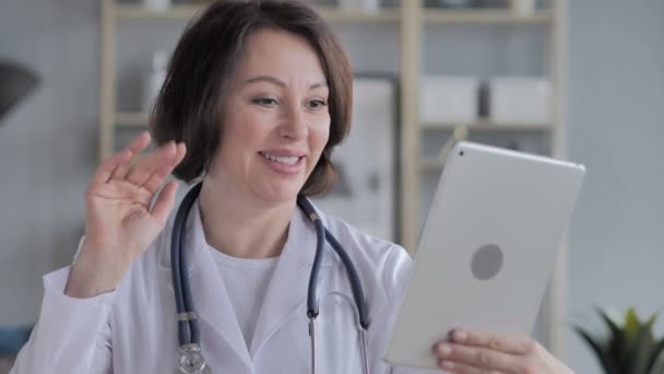 Online-Videochat mit der alten Ärztin per Tablet - Filmmaterial, Video