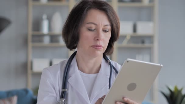 Old Senior Doctor Using Tablet for Browsing Internet - Πλάνα, βίντεο