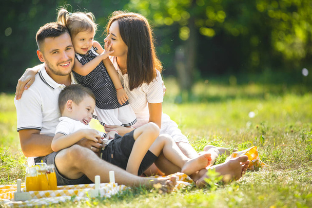 Счастливая семья на пикнике - Фото, изображение