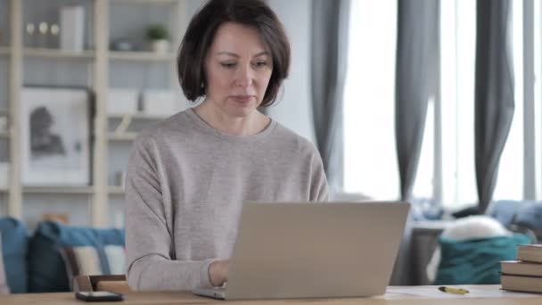Shocked, Stunned Old Senior Woman Wondering and Working on Laptop - Video, Çekim