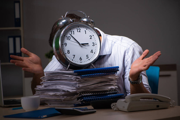 Junger Finanzmanager arbeitet spät abends im Büro  - Foto, Bild