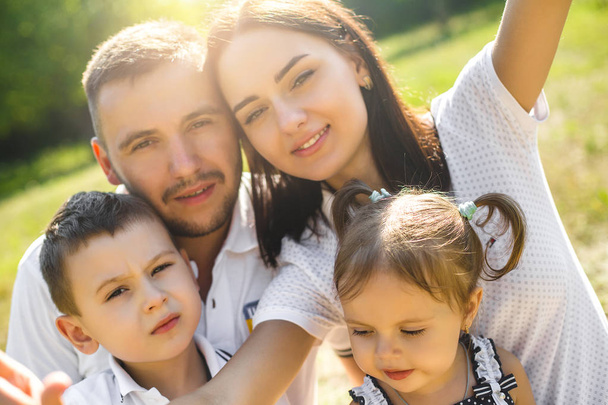 fröhliche Familie macht Selfie im Freien - Foto, Bild