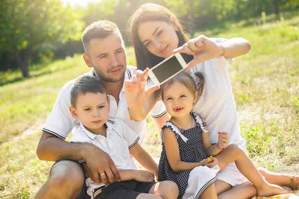 Neşeli aile açık havada selfie yapıyor - Fotoğraf, Görsel