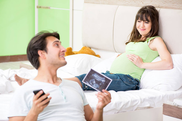 Young family finding out about pregnancy - Foto, immagini