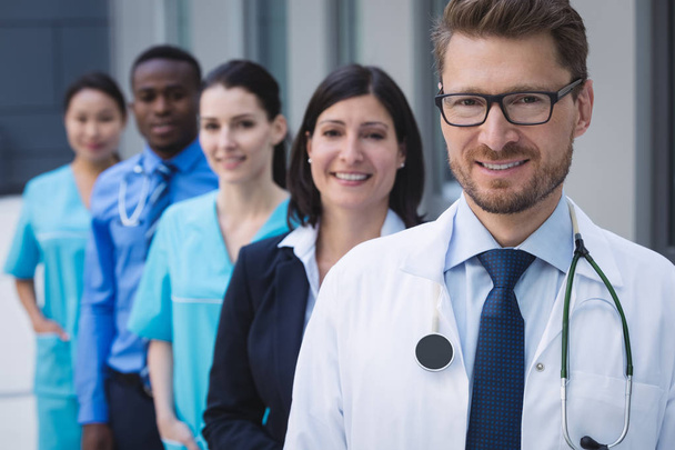 Портрет усміхнених лікарів, що стоять поспіль у лікарнях
 - Фото, зображення