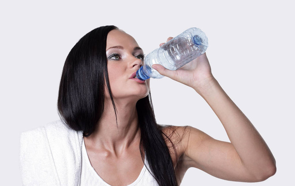 Sporting girl drinking water during exercise - Valokuva, kuva