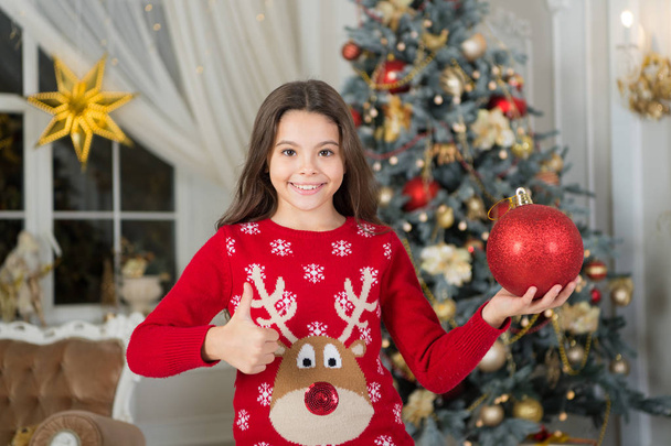 small happy girl at christmas. Happy new year. The morning before Xmas. New year holiday. thumb up. Christmas. Kid enjoy the holiday. little child girl likes xmas present. Christmas Shopping - Foto, imagen