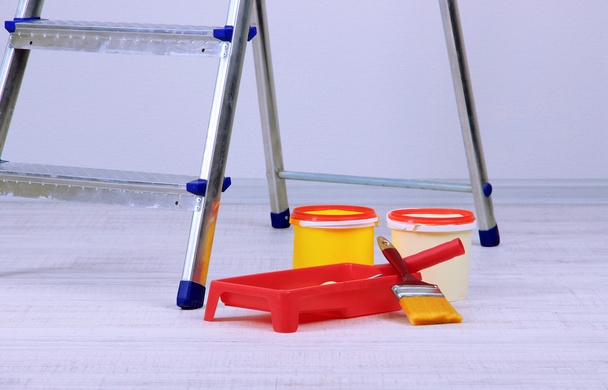 Metal ladder and paint in room - Foto, Bild