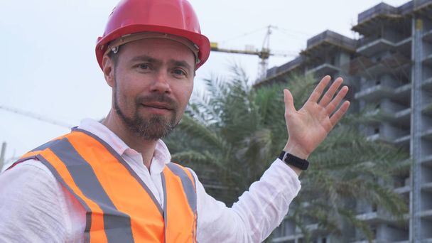 Bir kask, mimar, mühendis, inşaat akşam ilerlemesini Yöneticisi anlatıyor adam - Fotoğraf, Görsel