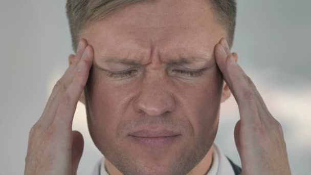 Baş ağrısı ile adam yüz vurguladı yakın çekim - Video, Çekim