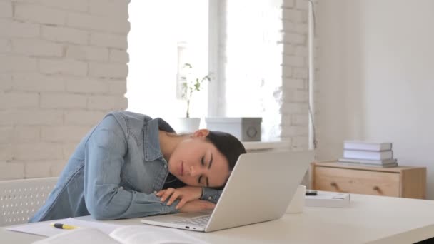 Spící příležitostné mladá dívka v kreativní pracoviště - Záběry, video