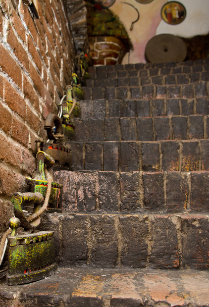 baksteen trap ingericht oude kolen strijkijzers - Foto, afbeelding