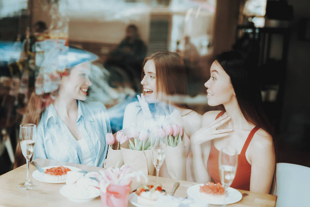 Laugh and Smile Beautiful Girl. Happy Family Event 8 March. Drinking Champagne and Good Spiking. Lifestyle with People. Happiness with People and Spring. Attractive Girls Celebrate 8 March Together. - Foto, Bild