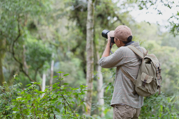 Fotógrafo de homem profissional levando câmera ao ar livre retratos com lente principal na natureza da fotografia
.   - Foto, Imagem