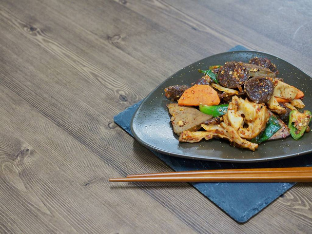 koreanisches Essen sunnam bucheon, rühren-friedkoreanswurst - Foto, Bild