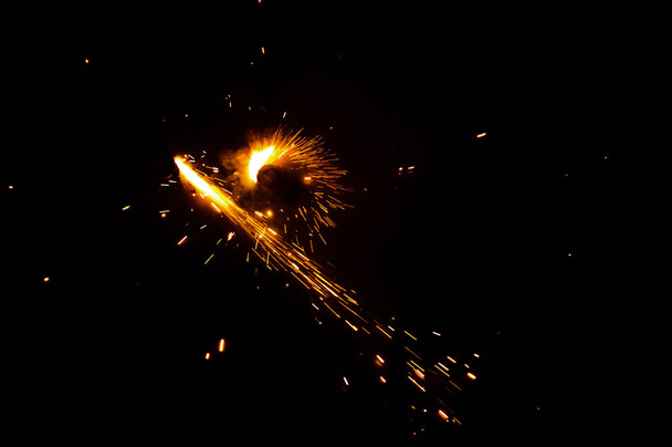 Firecracker запалив у святковому сезоні Diwali. Горіючий ігрик на чорному тлі з червоним полум'ям у темряві. М'який вибірковий фокус. Копіювальний простір. - Фото, зображення